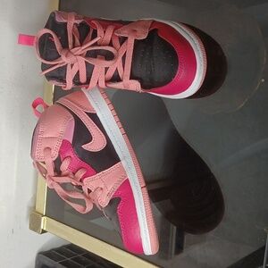 Nike Air Jordan 1 Mids Coral Chalk Size 10c